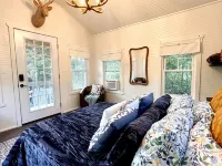 Sexiest Lil Cabin in Saugerties, NY Hotels in Saugerties