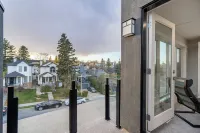 Luxury Home in Quiet Neighborhood near Downtown with Fast Wi-F & 3 Workspaces