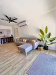 Beachfront spacious studio stunning sunset + pool with King Bed