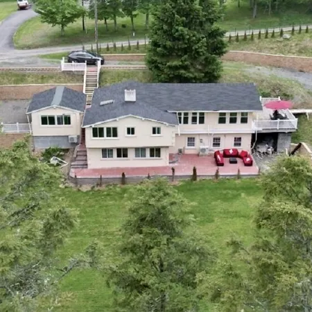 Cozy 4bd with the gym, sauna, hot tube seasonal pool