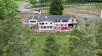 Cozy 4bd with the gym, sauna, hot tube seasonal pool