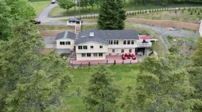 Cozy 4bd with the gym, sauna, hot tube seasonal pool