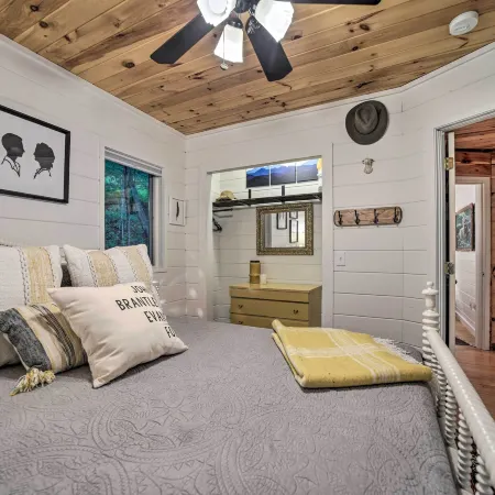 Creekside Cabin: Tubing, Trails & Highlands Charm!