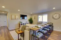 Monroe Apartment Near Evergreen State Fairgrounds! - parking