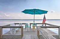 Idyllic Waterfront Escape w/ Private Boat Dock! - Parkplatz