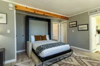 Historic  Gilchrist Waterfront Resort