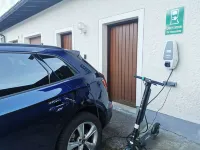 現代化裝修的奧貝勞爾膳宿公寓，瓦格萊恩 - 停車場