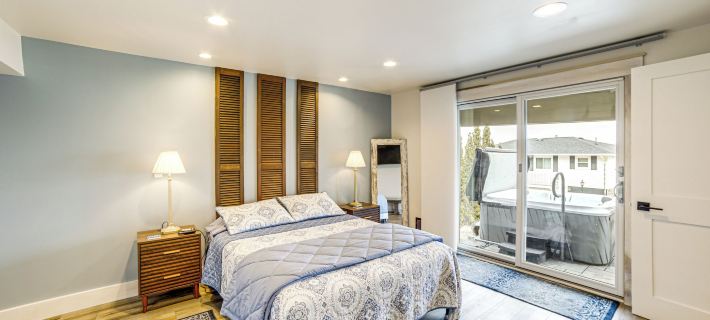 Hot Tub + Fireplace: Waterfront Clark Lake Apt Hotels in Jackson County
