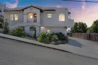 Charming Retreat on West Quince Street 2 Bedroom Condo by RedAwning Hotels in Balboa Park