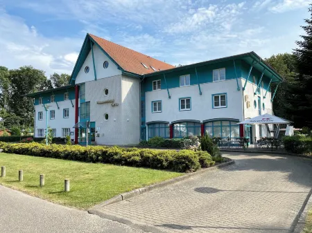 Gut-Hotel Pommernhotel Barth Отели в г. Нордфорпоммерн