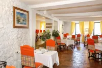 Logis Hôtels - Hôtel Restaurant du Midi Hotels in Belleserre