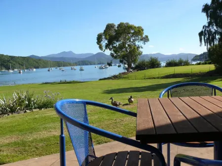 Bay Vista Waterfront Motel Отели в г. Punga Cove