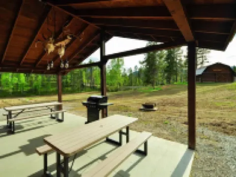 Glacier Homestead Hotels in Coram