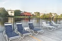 Hermitage 1g 2 Bedroom Condo by RedAwning