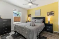 Serenity Sands - Hot Tub, BBQ and Fire Pit! 3 Bedroom Home by RedAwning Hotels in Joshua Tree