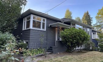 Open Layout and Patio! Cozy 2Br by the Uw Arboretum 2 Bedroom Home by RedAwning