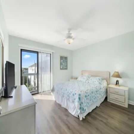 Ocean Vibes 4 Bedroom Home by RedAwning