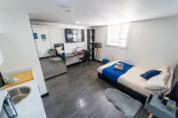 44 North Road Studios Near QE and Uob Hotels in 