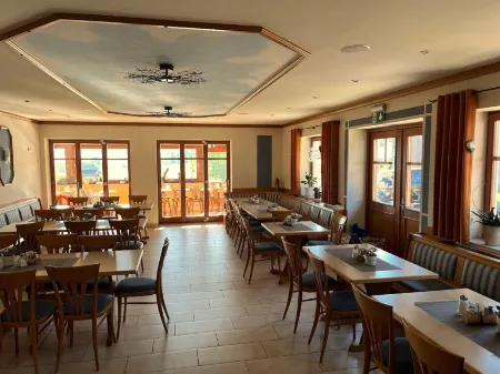 Landgasthof Blasini - Pfahlhof Отели в г. Бад-Кёцтинг