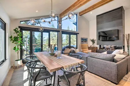 Hot Tub! Family Home 7 Mi to Diamond Peak Resort