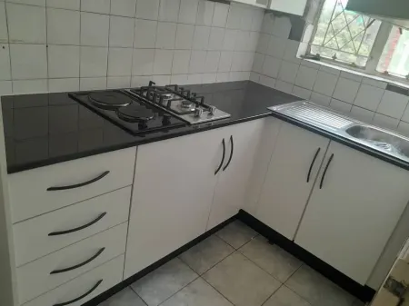 5 Minutes into the City. Family Sized Unit with Newly Fitted Kitchen. No Wifi Отели рядом с достопримечательностью «Roman Catholic Church»