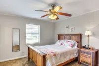 Family-Friendly de Kalb Getaway w/ Fire Pit! - 2-Star