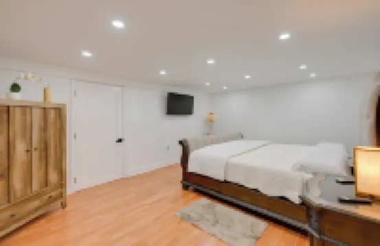 Lovely Elmont Apartment - Walk to Bus Stop!