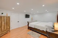 Lovely Elmont Apartment - Walk to Bus Stop! Hotels near Walmart Supercenter