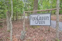Peaceful Cabin on 3 Private Acres Deck and Fire Pit - parking