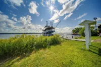 400 Ft to Chautauqua Lake, Mayville Cottage - spa