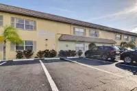 < Half-mi to St. Pete Beach: Condo w/ Pool!