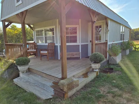 Escape to Nature - dog heaven near Katy Trail and I70.  80 acres, fire pit, wifi