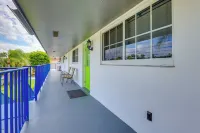 Cozy Singer Island Condo: Walk to Beach & Marina!