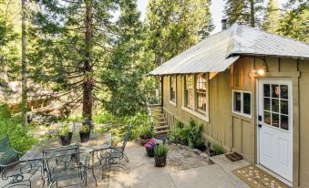 8 Mi to Yosemite National Park: Cabin w/ Fire Pit