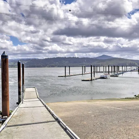 Waldport Townhome w/ Dog Run on Alsea Bay!