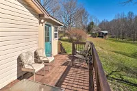 Wine Country Retreat w/ Fire Pit + Sunroom! Hotel di Lumpkin County