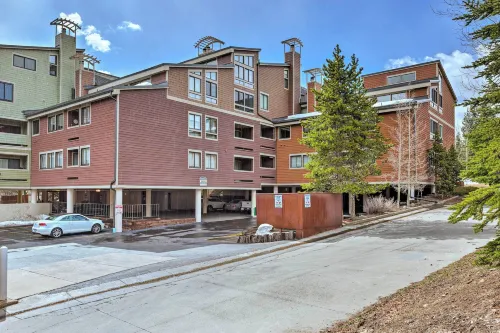 Peak 9 Condo w/ Balcony: Walk to Gondola + Main St - Pysäköinti