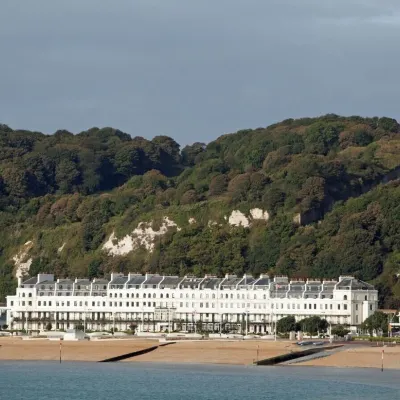 多佛爾濱海希爾頓啟繽精選飯店及水療中心 福克斯通港（Folkestone Harbour）附近的飯店