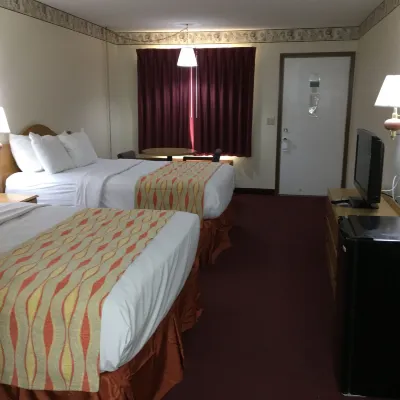 Spinning Wheel Inn Hotels near Moonshine Beach