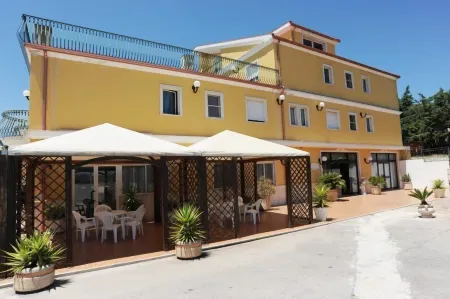 Hotel Garden Отели рядом с достопримечательностью «Via Kennedy»