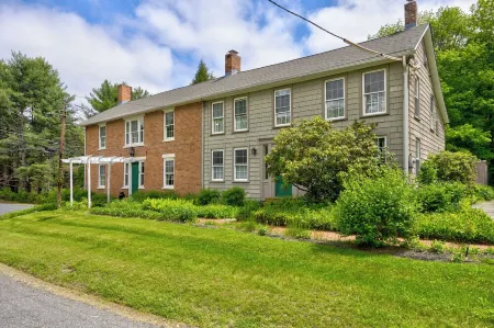 Berkshires Family Inn – for Getaways & Big Groups! Walkable to Butternut! Отели рядом с достопримечательностью «Bidwell House Museum»