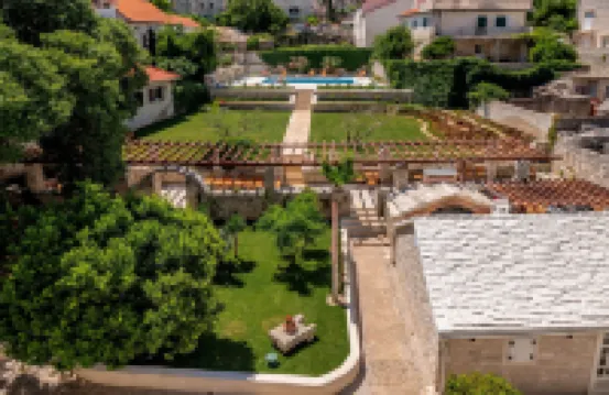 Puteus Palace Brac