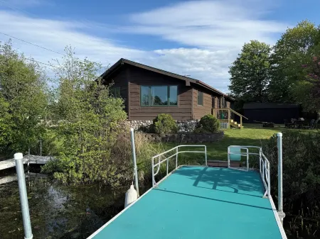 Family-friendly! Walking distance to food, shopping, rentals, boat landing.