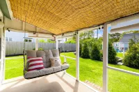 Back Cottage, Walk to Beach, AC & WiFi Hotels in Dennis Port