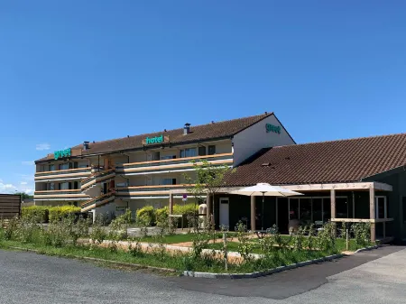 Greet Hotel Belleville en Beaujolais A6 Отели в г. Сен-Тривье-сюр-Муаньян