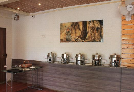 Avadale Tadoba의 아침 식사 장소 또는 레스토랑