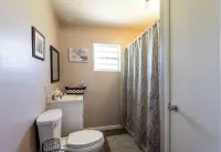 Connect with Nature at this Peaceful home  near by multiple springs and trails .