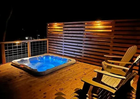 Spacious 5BR Lakefront home with hot tub, ping pong, private dock