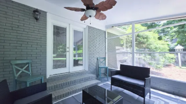 Cozy Matthews Getaway – 1 King, 2 Queens, Stylish & Central!