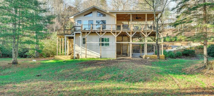 Pool & Golf Club! Riverfront Retreat in Newland Hotéis em Avery County